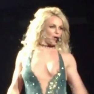 britney spears nipple slips out during las vegas concert 4988 14