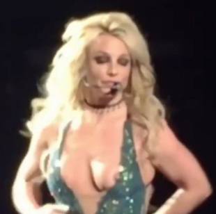 britney spears nipple slips out during las vegas concert 4988 16