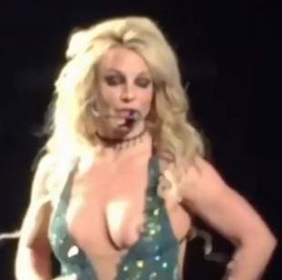 britney spears nipple slips out during las vegas concert 4988 17