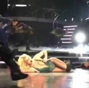 britney spears nipple slips out during las vegas concert 4988 19