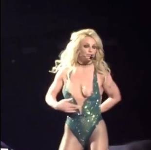 britney spears nipple slips out during las vegas concert 4988 2
