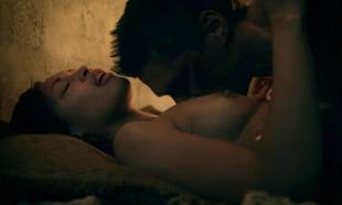 cynthia addai robinson topless in bed for lovin on spartacus 6409 9