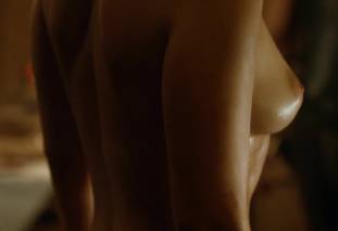 emilia clarke nude out of the bath on game of thrones 2410 15