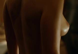 emilia clarke nude out of the bath on game of thrones 2410 16