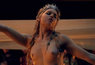 extras bring extended orgy of nude women to spartacus 0435 3