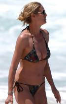 heidi klum breast slips out of bikini in hawaii 0776 13