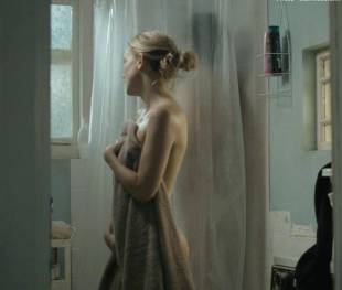 kate hudson nude for shower in good people 7131 9