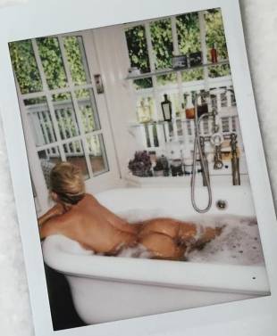 kate hudson nude in bathtub for her fans 3714 1