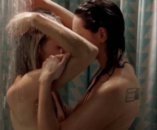 laura prepon topless for shower kiss in orange is new black 0168 14
