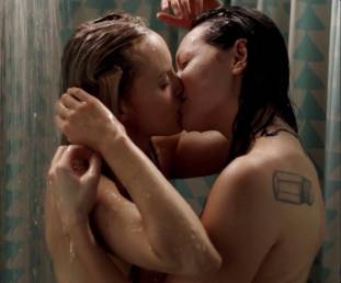 laura prepon topless for shower kiss in orange is new black 0168 16