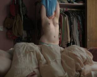lena dunham topless for a quick change on girls 8038 4