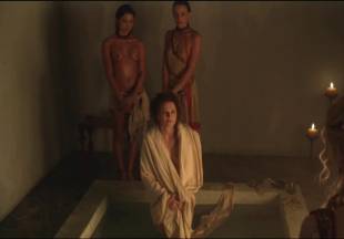 lucy lawless naked to show her breasts on spartacus vengeance 7686 15