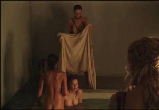 lucy lawless naked to show her breasts on spartacus vengeance 7686 8