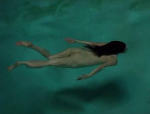 mary louise parker nude for a pool swim on weeds 8693 5