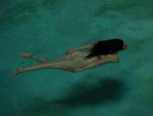 mary louise parker nude for a pool swim on weeds 8693 6