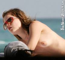 mena suvari topless for a new year tan at the beach 8741 10