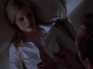 mena suvari topless for her first time in american beauty 6855 1