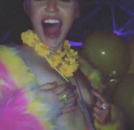 miley cyrus topless to celebrate her birthday at nightclub 1440 1