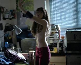 nichole bloom topless for a quick flash on shameless 5784 1