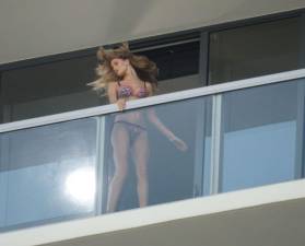 rosie huntington whiteley topless on the balcony 8548 1