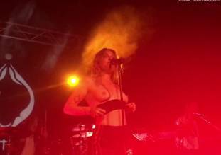 tove lo flashing breasts in sydney melbourne concerts 8479 18