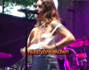 tove lo topless flash singing talking body 3743 2