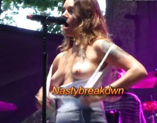 tove lo topless flash singing talking body 3743 5