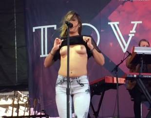 tove lo topless flash singing talking body 3743 7