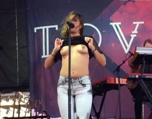 tove lo topless flash singing talking body 3743 8