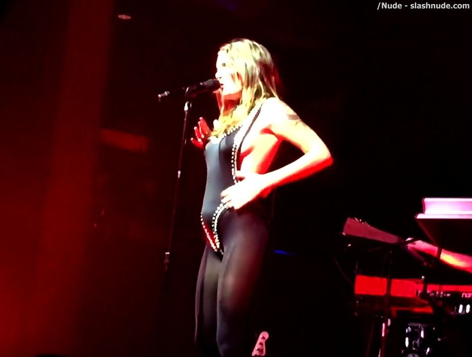 Tove Lo Flashes Breasts On Stage In Philadelphia 1