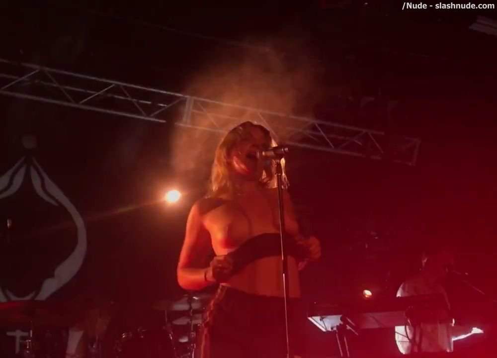 Tove Lo Flashing Breasts In Sydney Melbourne Concerts 16