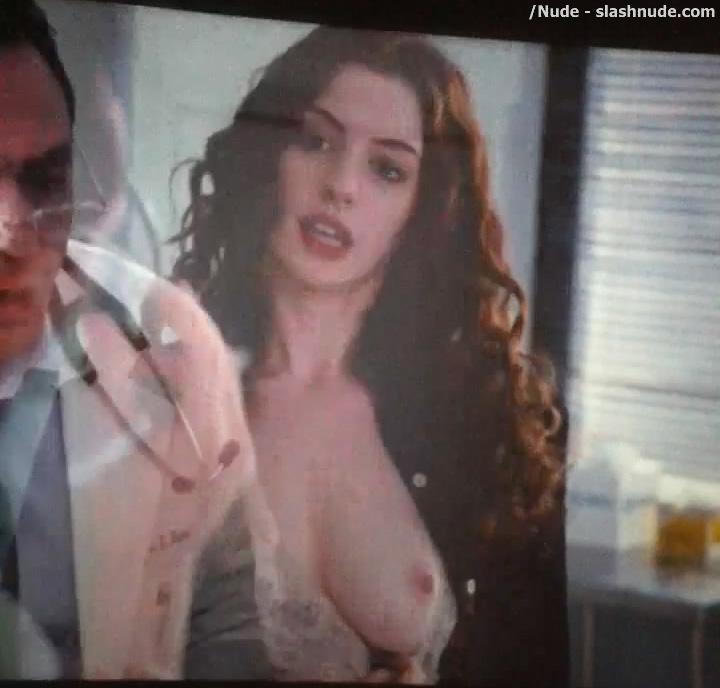 Anne Hathaway Nude In Love And Other Drugs 4