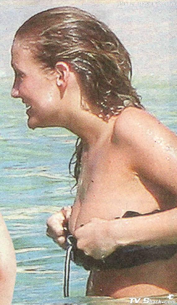 Ashlee Simpson Nipple Slips Out Of Her Bikini 4