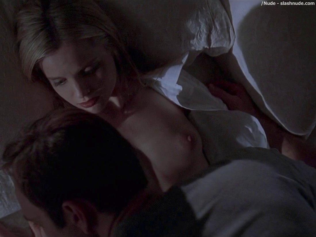 Mena Suvari Topless For Her First Time In American Beauty 11