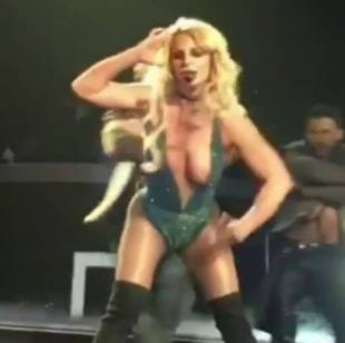 britney spears nipple slips out during las vegas concert 4988 21