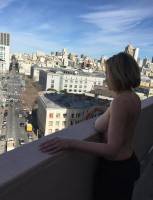 chelsea handler topless on balcony to thank twitter 3099 1