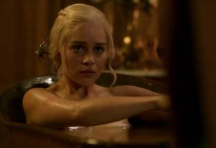 emilia clarke nude out of the bath on game of thrones 2410 1