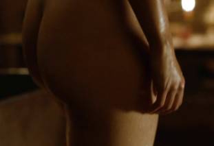 emilia clarke nude out of the bath on game of thrones 2410 12