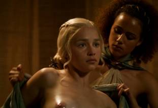 emilia clarke nude out of the bath on game of thrones 2410 18
