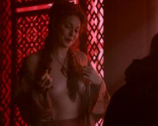 esme bianco topless for the man on game of thrones 4016 11