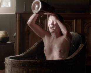 eve ponsonby topless in bath from the white queen 3095 6