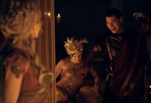 extras bring extended orgy of nude women to spartacus 0435 30