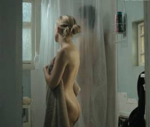 kate hudson nude for shower in good people 7131 10