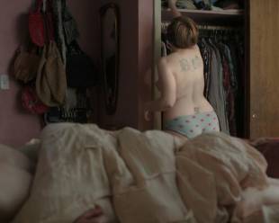 lena dunham topless for a quick change on girls 8038 11