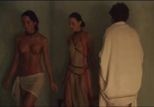 lucy lawless naked to show her breasts on spartacus vengeance 7686 16