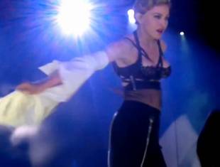 madonna pulls down bra to expose her breast in istanbul 2989 1