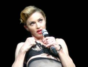 madonna pulls down bra to expose her breast in istanbul 2989 10