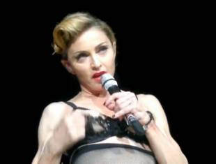 madonna pulls down bra to expose her breast in istanbul 2989 9