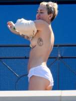 miley cyrus topless on hotel balcony in australia 5969 8