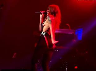 tove lo flashes breasts on stage in philadelphia 1049 11